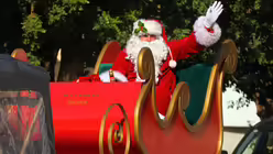 "Jerusalem Santa" Ein Weihnachtsmann vor der Geburtskirche in Bethlehem / © Wisam Hashlamoun (dpa)