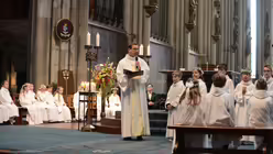 "Jesus ist immer da, wo ihr seid", verspricht Schulseelsorger Burkhard Hofer den Kommunionkindern in seiner Katechese. / &copy; Beatrice Tomasetti (DR)