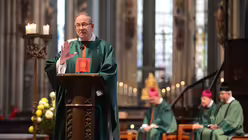 "Jesus liebt uns bedingungslos." Mit diesen Worten interpretiert Pr&auml;lat Feldhoff in seiner Predigt das Evangelium &uuml;ber den Z&ouml;llner Zach&auml;us. / &copy; Beatrice Tomasetti (DR)