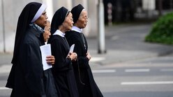 Nonnen auf dem Weg zum Dom / © Nikolas Ottersbach (DR)