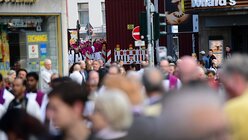 Die Bischöfe nähern sich dem Dom / © Niklas Ottersbach (DR)