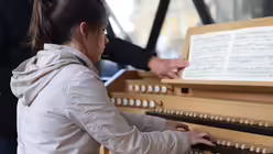 Johanna Thiele spielt Orgel vor dem Dom / &copy; Lea Br&uuml;ggemann (DR)