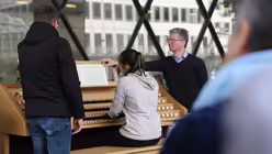 Johanna Thiele spielt Orgel vor dem Dom / &copy; Lea Br&uuml;ggemann (DR)
