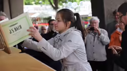 Johanna Thiele spielt Orgel vor dem Dom / &copy; Lea Br&uuml;ggemann (DR)