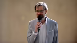 Johannes Schr&ouml;er, stellvertretender Chefredakteur des Domradios und Moderator an diesem Vormittag, bei der Begr&uuml;&szlig;ung der G&auml;ste. / &copy; Beatrice Tomasetti (DR)