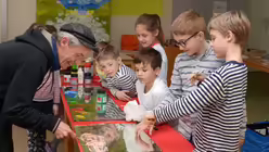 Jonas, Matthias und Marco beobachten, wie die Hautfarbe ihrer Figuren entsteht. / &copy; Beatrice Tomasetti (DR)