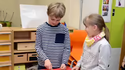 Jonas und Julia haben Spa&szlig; beim Einf&auml;rben ihrer Figur.  / &copy; Beatrice Tomasetti (DR)