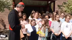 Josefine Frielinghaus darf als eine der J&uuml;ngsten im Chor dem Kardinal das Osterei des Chores &uuml;berreichen / &copy; Beatrice Tomasetti (DR)