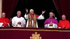 Joseph Kardinal Ratzinger wurde am 19. April 2005 vom Konklave zum neuen Papst Benedikt XVI. gewählt (KNA)