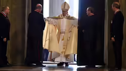 Dezember 2015 Papst Franziskus öffnet die Heilge Pforte im Petersdom / © Maurizio Brambatti (dpa)