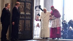 Benedikt XVI. geht durch die Heilige Pforte / © Ettore Ferrari (dpa)