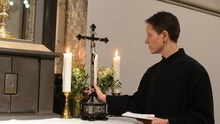 Judith Maurer beginnt ihren Dienst immer mit einem Moment der Stille in der Sakramentskapelle. / © Beatrice Tomasetti (DR)