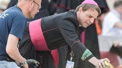 Jugendbischof Oster sprayt mit (KNA)