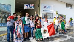Jugendliche mit der Flagge von Mexiko / © Gennari/Siciliani (KNA)