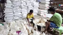 Jugendliche proportionieren Mehl und Reis. (BONO)