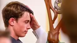 Jugendlicher bei der Firmung / © Harald Oppitz (KNA)