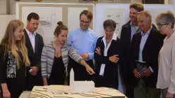 Julia Popp und Katharina Schmitz erl&auml;utern ihren Entwurf, mit dem sie den vierten Platz belegt haben. / &copy; Beatrice Tomasetti (DR)