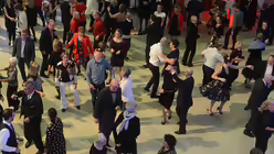 Jung und alt f&uuml;hlen sich wohl bei "kirche.tanzt". / &copy; Tomasetti (DR)