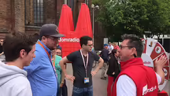 Im Gespräch mit Kirchentagsbesuchern / © dr (DR)