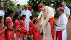 In Kannur werden Kardinal Woelki und Bischof Alex vor von Kindern begrüßt. / © Ammann (Erzbistum Köln)