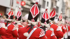 Kapelle der Roten Funken am Rosenmontag in Köln / © Rolf Vennenbernd (dpa)