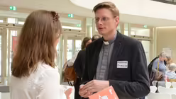 Kaplan Franziskus von Boeselager, Mitglied im Pastoralteam K&ouml;ln-Mitte, im Gespr&auml;ch. / &copy; Beatrice Tomasetti (DR)