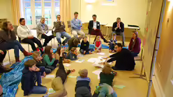 Kaplan Galetti erklärt den Kindern das Paschamahl / © Küppers (DR)