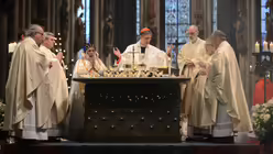 Kardinal Cleemis ist an diesem Feiertag der besondere Gast von Erzbischof Woelki / &copy; Beatrice Tomasetti (DR)