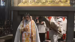 Kardinal Cleemis und Kardinal Woelki ziehen unter dem Dreikönigenschrein durch / © Beatrice Tomasetti (DR)