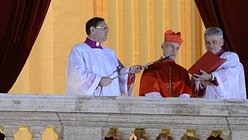Kardinal Jean-Louis Tauran verkündet Habemus Papam / © Harald Oppitz (KNA)