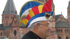 Kardinal Lehmann auf dem Mainzer Staatstheater am 27. Juli, als bekannt wurde, dass er 2005 mit dem Orden wider den tierischen Ernst ausgezeichnet wird. / © Blum (Bistum Mainz)
