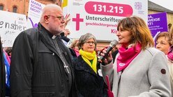 Kardinal Marx mit Birgit Mock (KDFB) und Mechthild Heil (kfd) / © Peter Zschunke (dpa)