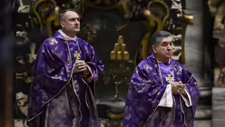 Kardinal Mauro Gambetti (l.), Franziskaner-Guardian und Generalkustos des Klosters (Sacro Convento) von Assisi, und Kardinal Felipe Arizmendi Esquivel, Bischof von San Cristobal de Las Casas, bei der Papstmesse mit den neu ernannten Kardin&auml;len / &copy; Paolo Galosi/Romano Siciliani (KNA)