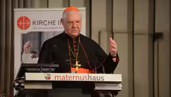 Kardinal M&uuml;ller warnt in seinem Vortrag vor "betreutem Denken" durch Ideologen / &copy; Beatrice Tomasetti (DR)