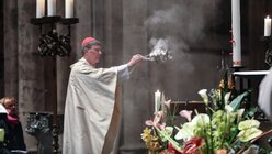 Kardinal Rainer Maria Woelki beim Inzens der Osterkerze mit Weihrauch / © Henning Schoon (Kirchenzeitung Koeln)
