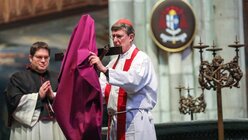 Kardinal Rainer Maria Woelki enthüllt das Kreuz / © Henning Schoon (Kirchenzeitung Koeln)