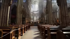 Kardinal Rainer Maria Woelki feiert das Pontifikalamt im fast menschenleeren Dom / &copy; Kathrin Becker (Kirchenzeitung Koeln)