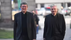 Kardinal Rainer Maria Woelki (l), Erzbischof von Köln, und Dominikus Schwaderlapp, Weihbischof in Köln / © Arne Dedert (dpa)
