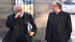 Kardinal Reinhard Marx (l), Erzbischof von München und Freising, und Stephan Ackermann, Bischof von Trier / © Arne Dedert (dpa)