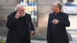 Kardinal Reinhard Marx (l), Erzbischof von München und Freising, und Stephan Ackermann, Bischof von Trier / © Arne Dedert (dpa)
