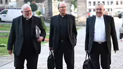 Kardinal Reinhard Marx (l-r), Erzbischof von München und Freising, Stephan Ackermann, Bischof von Trier, und Christoph Hegge, Weihbischof in Münster / © Arne Dedert (dpa)