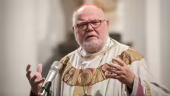 Kardinal Reinhard Marx predigt / &copy; Julia Steinbrecht (KNA)