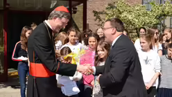 Kardinal Woelki bedankt sich herzlich bei Domkantor Oliver Sperling f&uuml;r dessen gro&szlig;en Einsatz in der zur&uuml;ckliegenden Woche / &copy; Beatrice Tomasetti (DR)