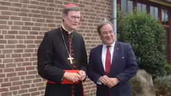 Kardinal Woelki begr&uuml;&szlig;t den Ministerpr&auml;sidenten Armin Laschet vor dem Maternushaus / &copy; Beatrice Tomasetti (DR)