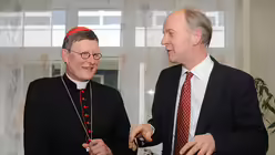 Kardinal Woelki bei seiner Visitation 2015 im Gespräch mit Palliativmediziner Dr. Dirk Hennesser (Archivbild). / © Beatrice Tomasetti (DR)