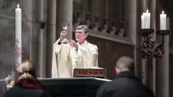 Kardinal Woelki in der Osternacht / &copy; Henning Schoon (Kirchenzeitung Koeln)