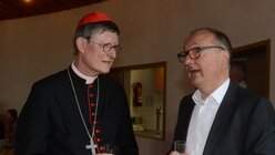 Kardinal Woelki im Gespräch mit dem Sohn von Architekt Gottfried Böhm, Professor Peter Böhm / © Tomasetti (DR)