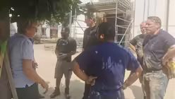 Helfer vor der vom Hochwasser besch&auml;digten Kirche St. Martin in Rheinbach-Flerzheim. / &copy; Harter (Erzbistum K&ouml;ln)
