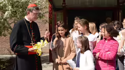 Kardinal Woelki im Gespräch mit den Sopranistinnen des Mädchenchores / © Beatrice Tomasetti (DR)