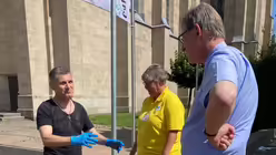 Pfarrer José Pérez Pérez schildert Kardinal Woelki die Lage in der Gemeinde Herz-Jesu in Euskirchen. / © Bues (Erzbistum Köln)